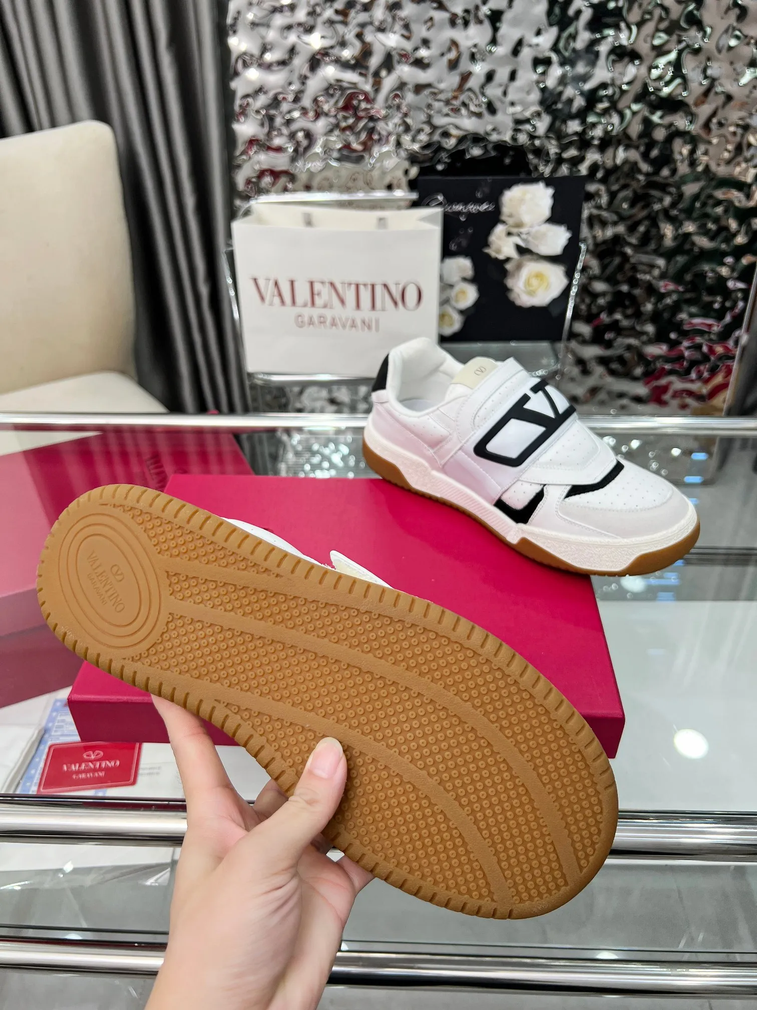 [Valentino] P: 680💰 Couple style, size: women 35-40▪️men 39-44 (customized at 45.46) Valentino 𝑶𝒏𝒆𝑺𝒕𝒖𝒅 Couple sports bread shoe series Valentino 2025 new couple sports shoes are on sale. The original ZP purchase and disassembly. Repeated pattern making and modification. 1:1 restoration! Top luxury masterpiece Velcro design Soft and comfortable imported calfskin brings excellent and elegant texture and excellent foot comfort Top purchasing version upper: imported calfskin surface/original oil edge craftsmanship Lining: water-dyed sheepskin lining Outsole: original development 𝐓𝐏𝐔 two-color combination outsole Packaging: original configuration complete package